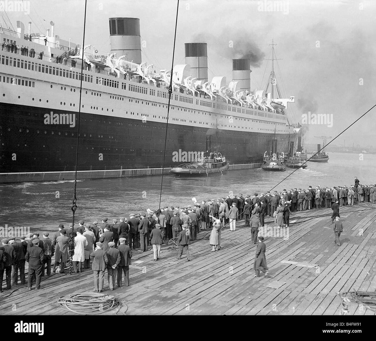 Navire Queen Mary Mai 1936 RMS Queen Mary arrive à Southampton avant son premier voyage à l'Amérique du Nord Banque D'Images