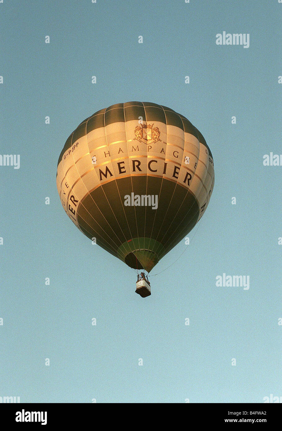 Un ballon à air chaud qui porte le nom de Mercier Champagne décolle  d'Ashton Park à Bristol Bristol pendant le festival de ballons vers 1990  Photo Stock - Alamy