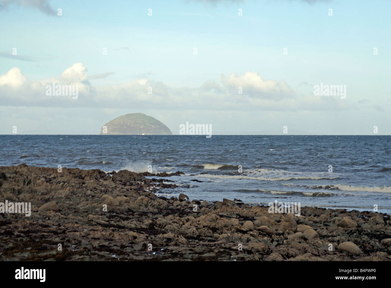 AILSA CRAIG À PARTIR DE LA TERRE FERME PRÈS DE GIRVAN STRATHCLYDE Banque D'Images