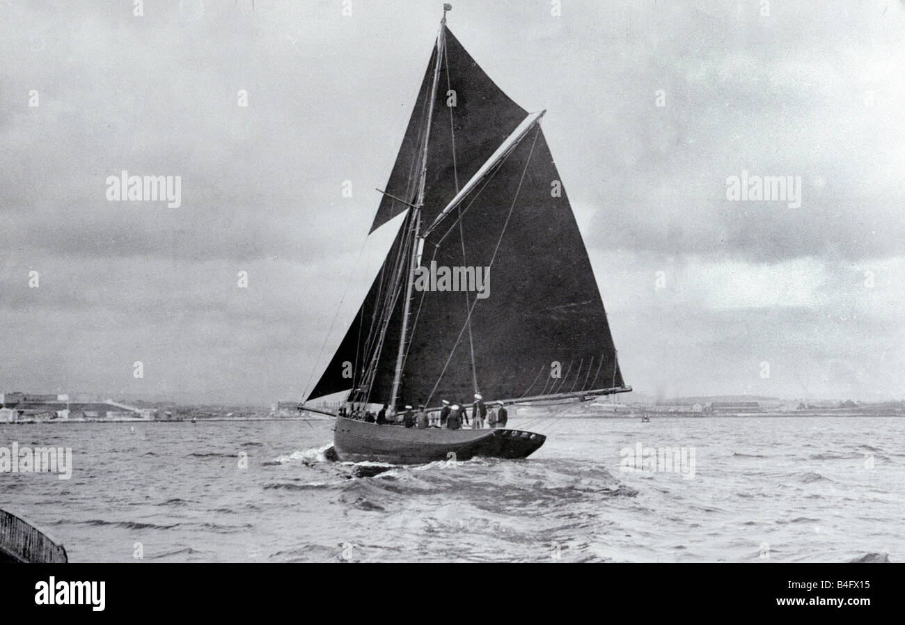 L'yacht Jolie brise vue ici entrer dans Plymouth à franchir la ligne d'arrivée de l'Cpwes Fastnet Race Plymouth Juin 1930 Banque D'Images