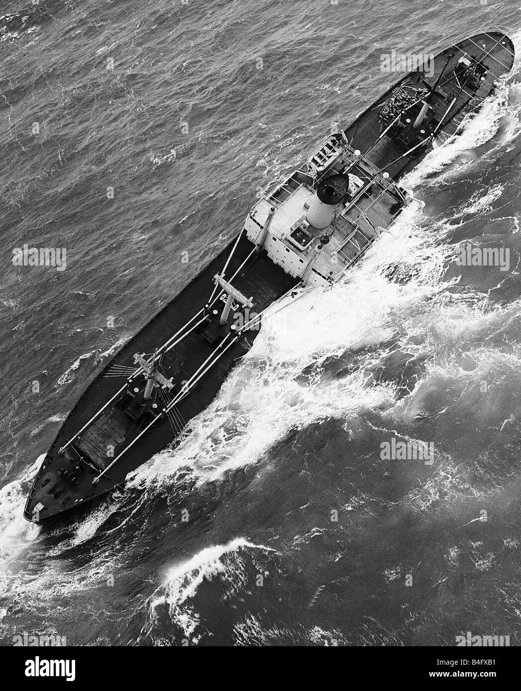 L'entreprise de vol tel qu'il est démoli par la mer forte autour d'elle dans la Manche au cours de son voyage de New York Décembre 1951 Banque D'Images