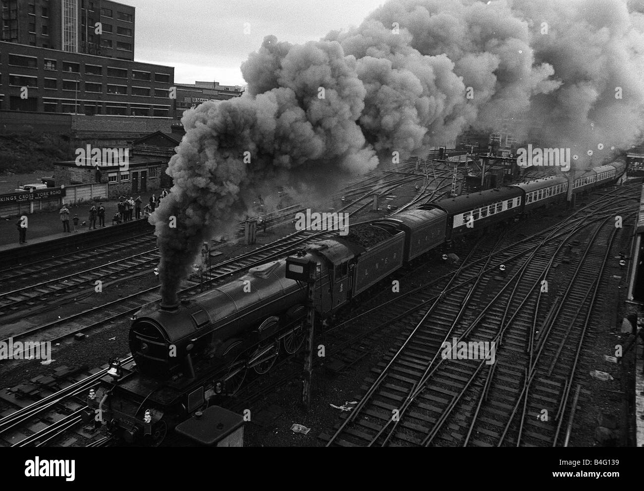 The Flying Scotsman locomotive train à vapeur 1969 vu ici au départ de Kings Cross sur la ligne de la Côte Est Banque D'Images