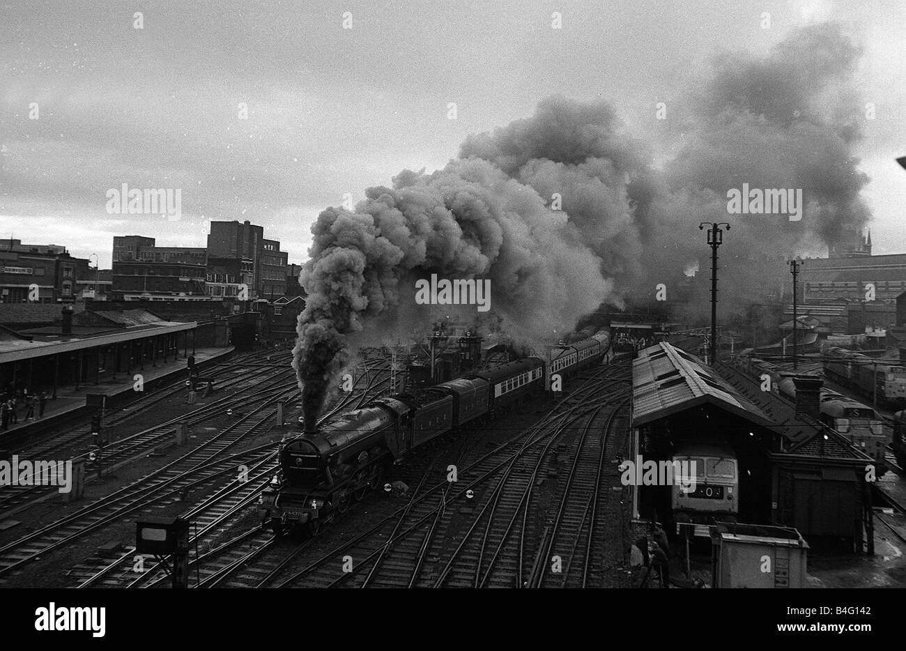 The Flying Scotsman locomotive train à vapeur 1969 vu ici au départ de Kings Cross sur la ligne de la Côte Est Banque D'Images