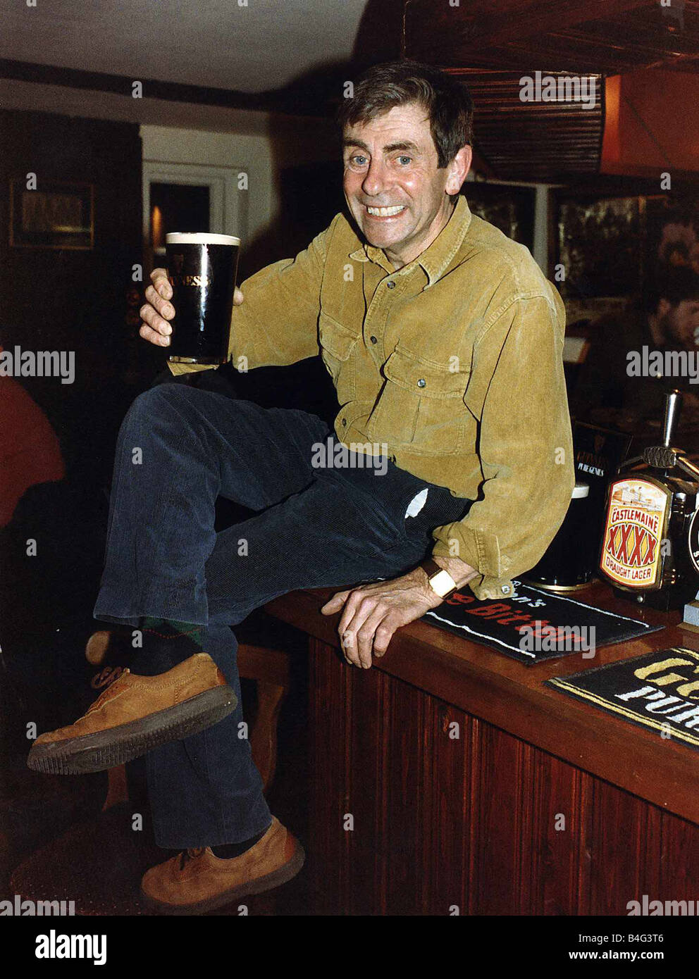 Melvyn Hayes acteur publicain dans sa pub à St Albans, Hertfordshire assis sur Bar avec pinte de Guinness à la main 16 Octobre 1992 Promotion pour Guinnes Banque D'Images