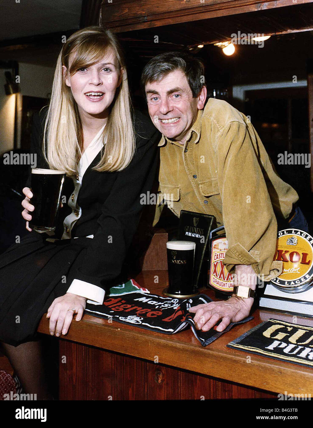 Melvyn Hayes avec son fiancé à son mâle Jayne Pub à St Albans Banque D'Images