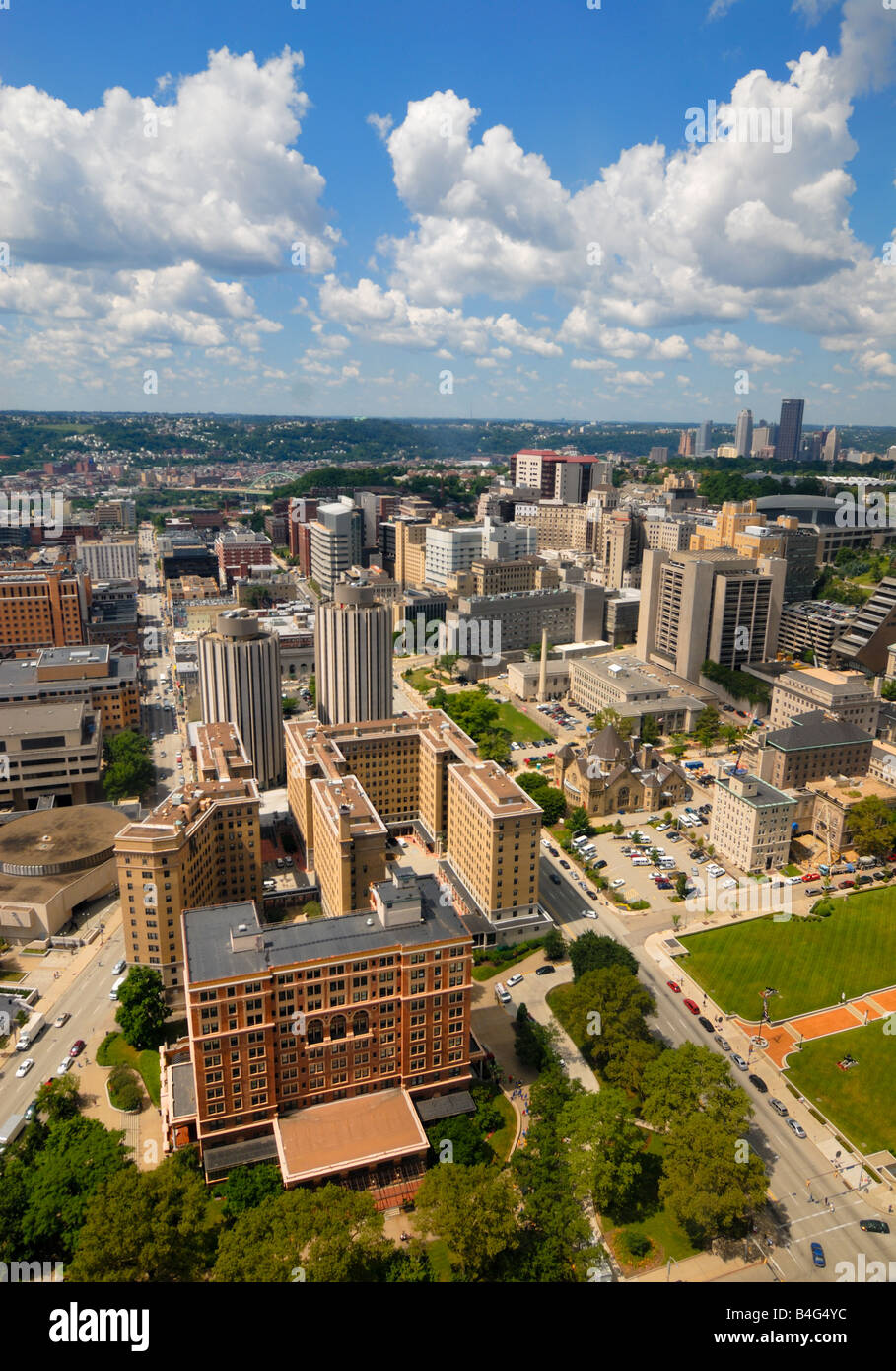 Vue aérienne d'Oakland à Pittsburgh, campus de l'Université de Pittsburgh, et une vue lointaine de Pittsburgh et le côté sud. Banque D'Images