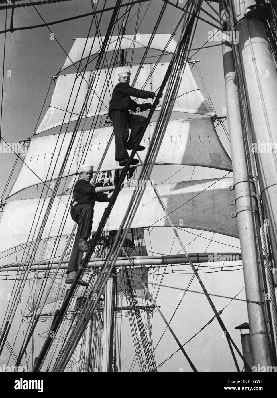 Escalade cadets le mât principal du voilier Sorlandet vu ici dans la Manche, les navires de transport de l'équipage du remorqueur grand voilier voyage d'équipe Juin 1952 Captsan Banque D'Images