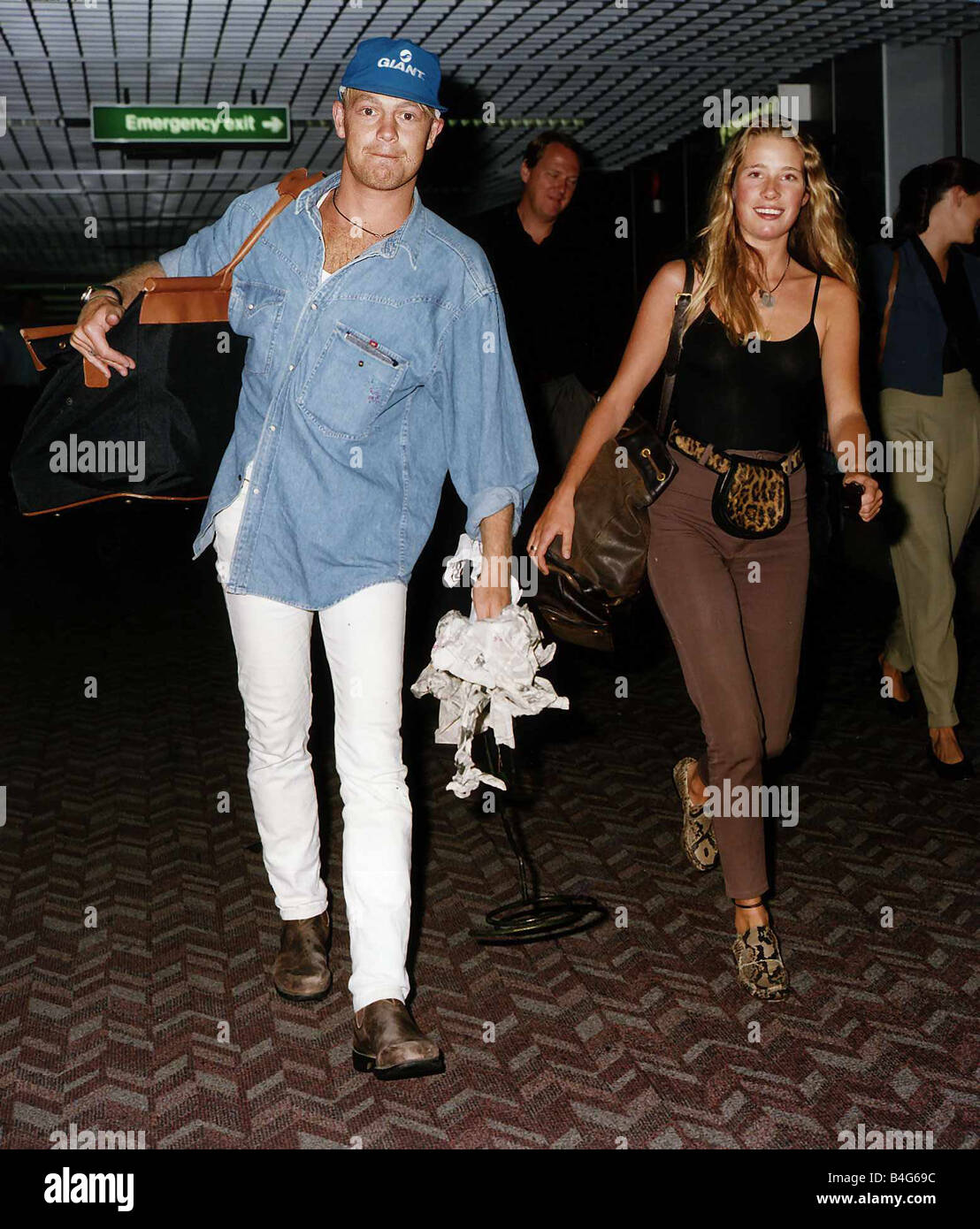 Jason Donovan acteur et chanteur avec petite amie Tara Owens comme ils sont  retournés à la Grande-Bretagne de l'île de Bali Photo Stock - Alamy