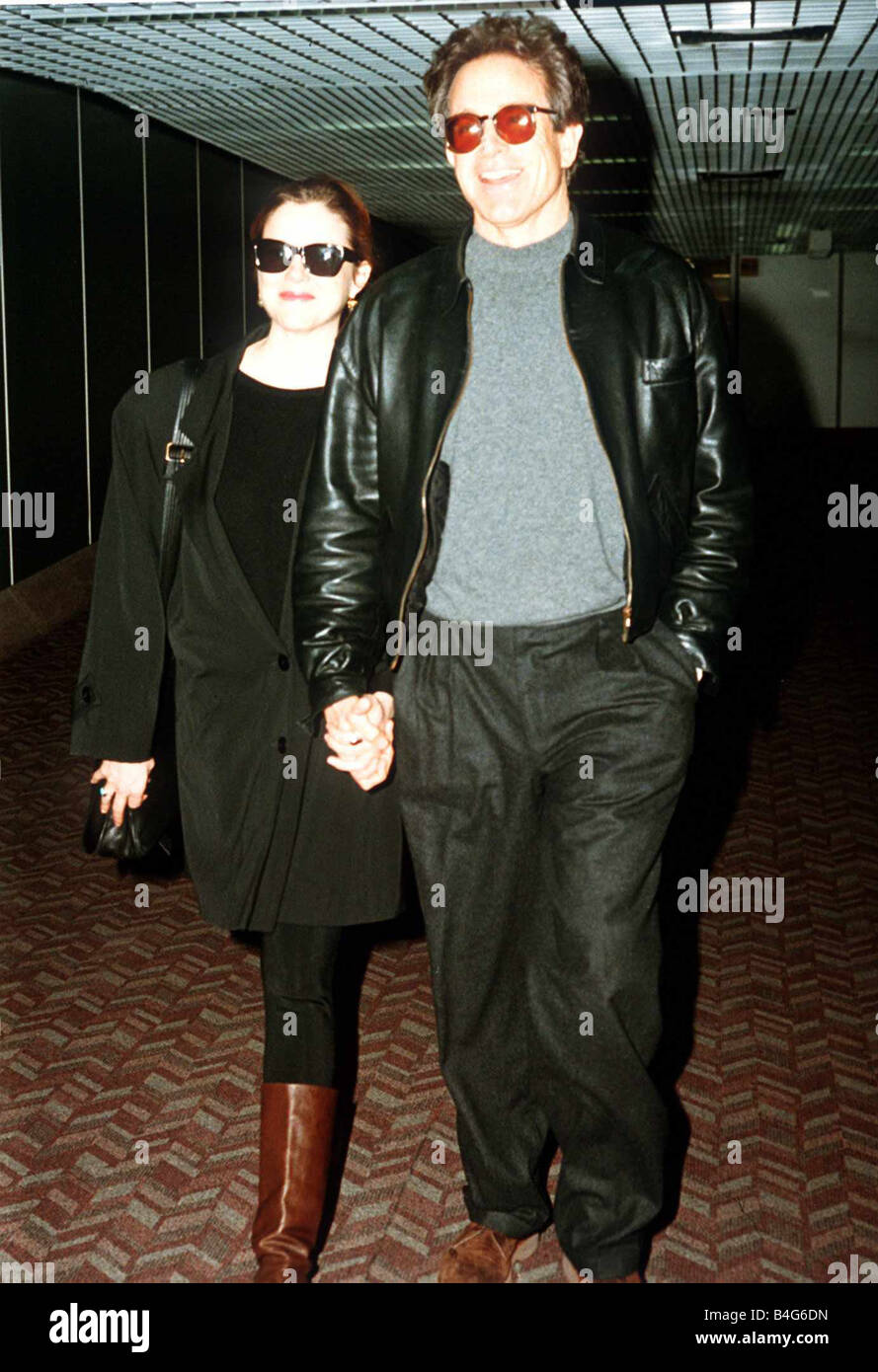 Warren Beatty acteur avec épouse Annette Bening actrice arrivent à l'aéroport d'Heathrow Banque D'Images