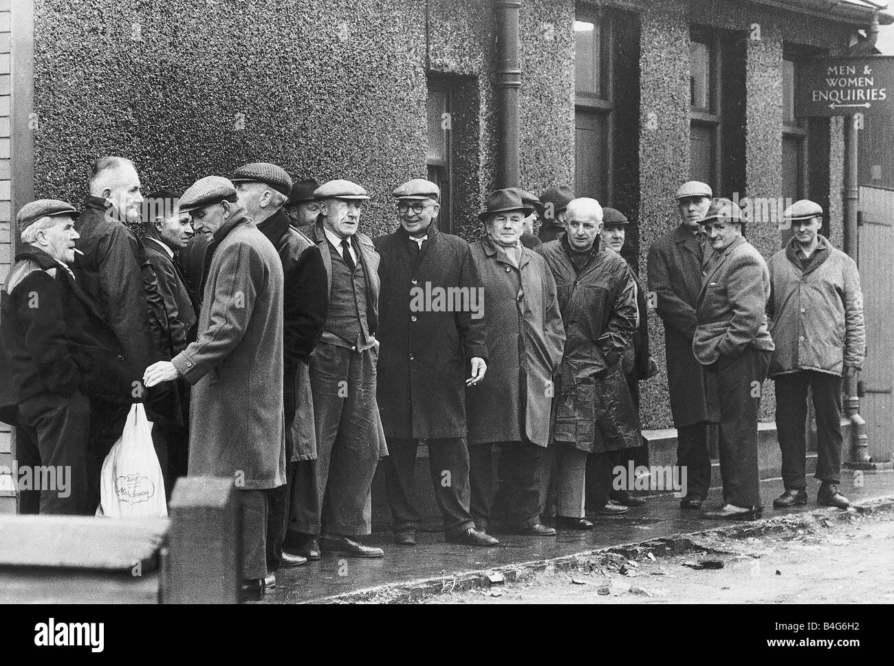 Mineurs sans emploi en photo en attente à l'échange d'emploi Rhos à dole après la fermeture de l'une des mines Mai 1970 Banque D'Images