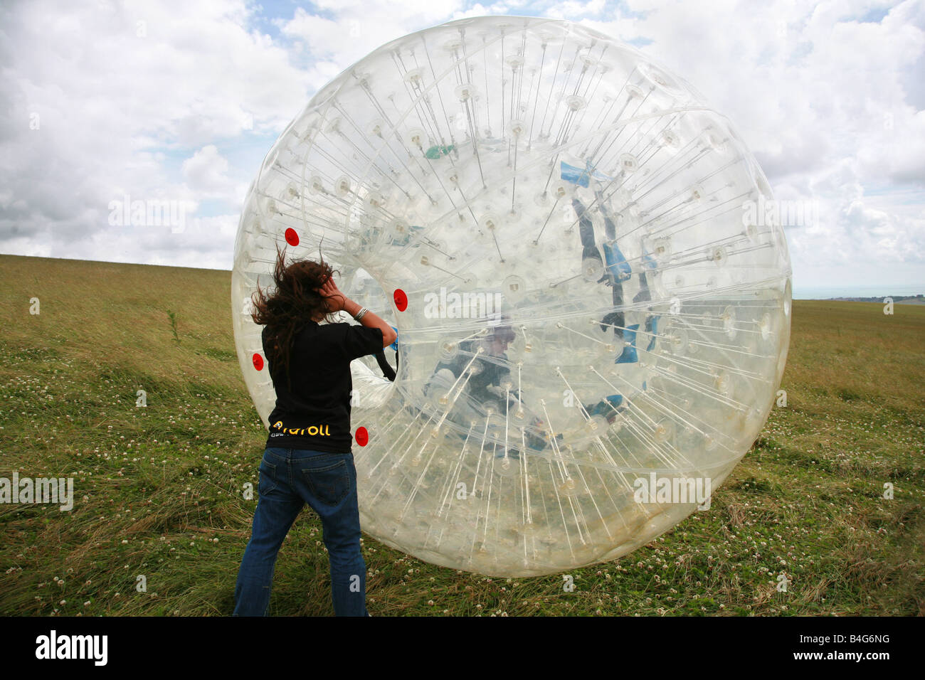 "Zorbing" Angleterre South downs Banque D'Images