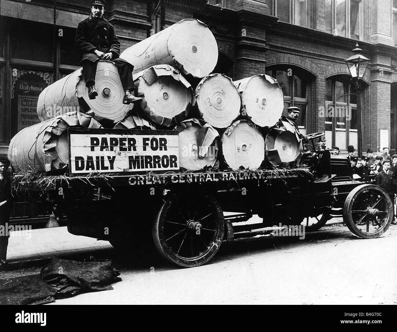 De gros rouleaux de papier livré à la Daily Mirror Bureaux sur Bouverie Street à Londres pour imprimer le journal Mars 1905 Banque D'Images