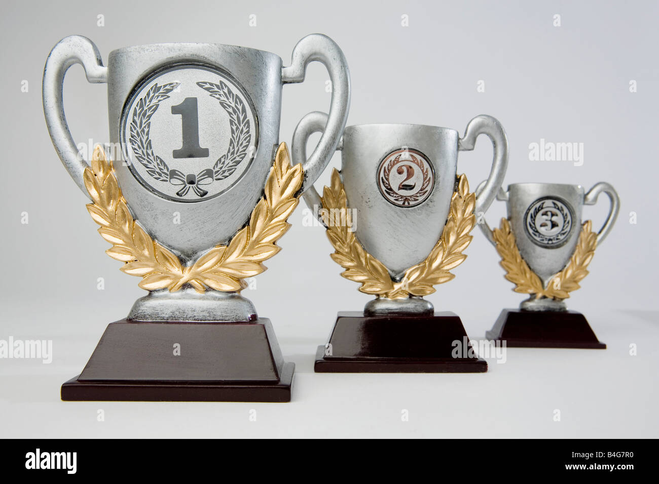 Premier, deuxième et troisième place des trophées dans la perspective décroissante Banque D'Images