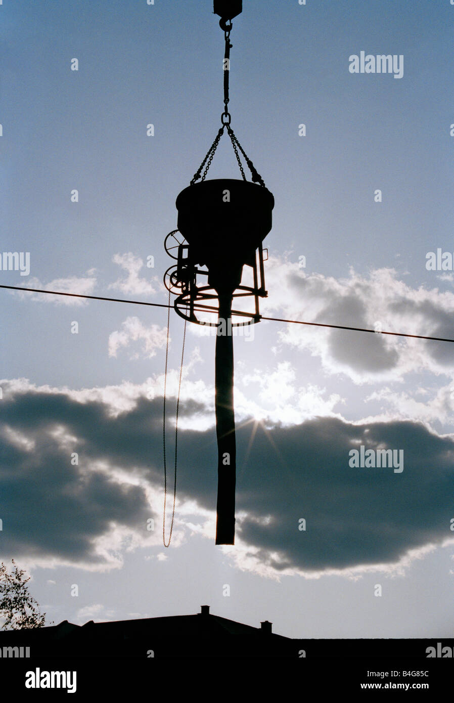 Un bouchon de béton suspendu à une grue Banque D'Images