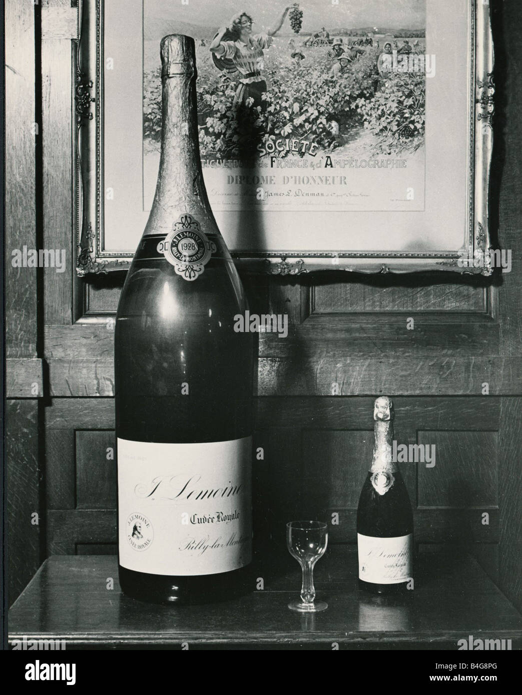 Nabuchodonosor de Champagne qui contient la taille normale 20 bouteilles de  Champagne près de quatre gallons en comparaison d'un simple Photo Stock -  Alamy