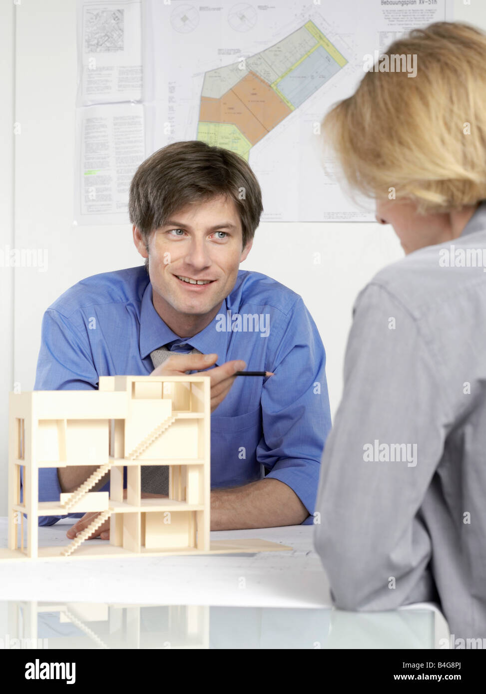 Deux personnes de discuter d'un modèle d'architecture Banque D'Images