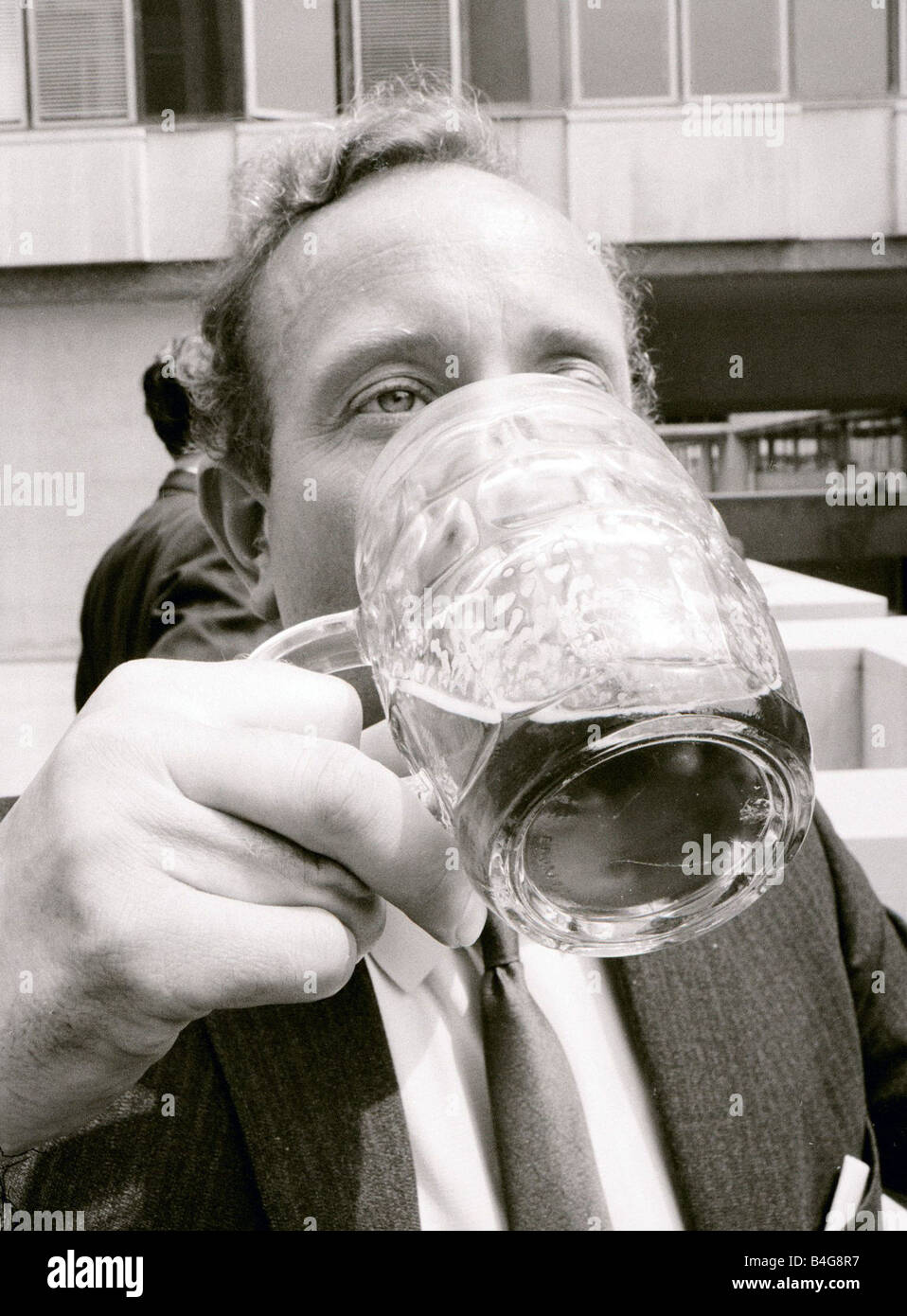 Londres 1969 La vague de chaleur frappant le capital a envoyé les ventes de bière planeur notre photo montrent une ville gent en phase de refroidissement avec une pinte de bière Banque D'Images