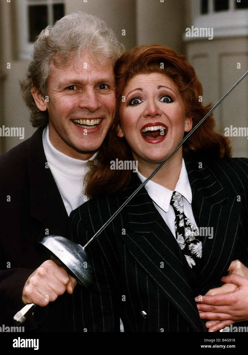 Paul Nicholas acteur stars dans Pirates of Penzance dans une scène avec Bonnie Langford Banque D'Images