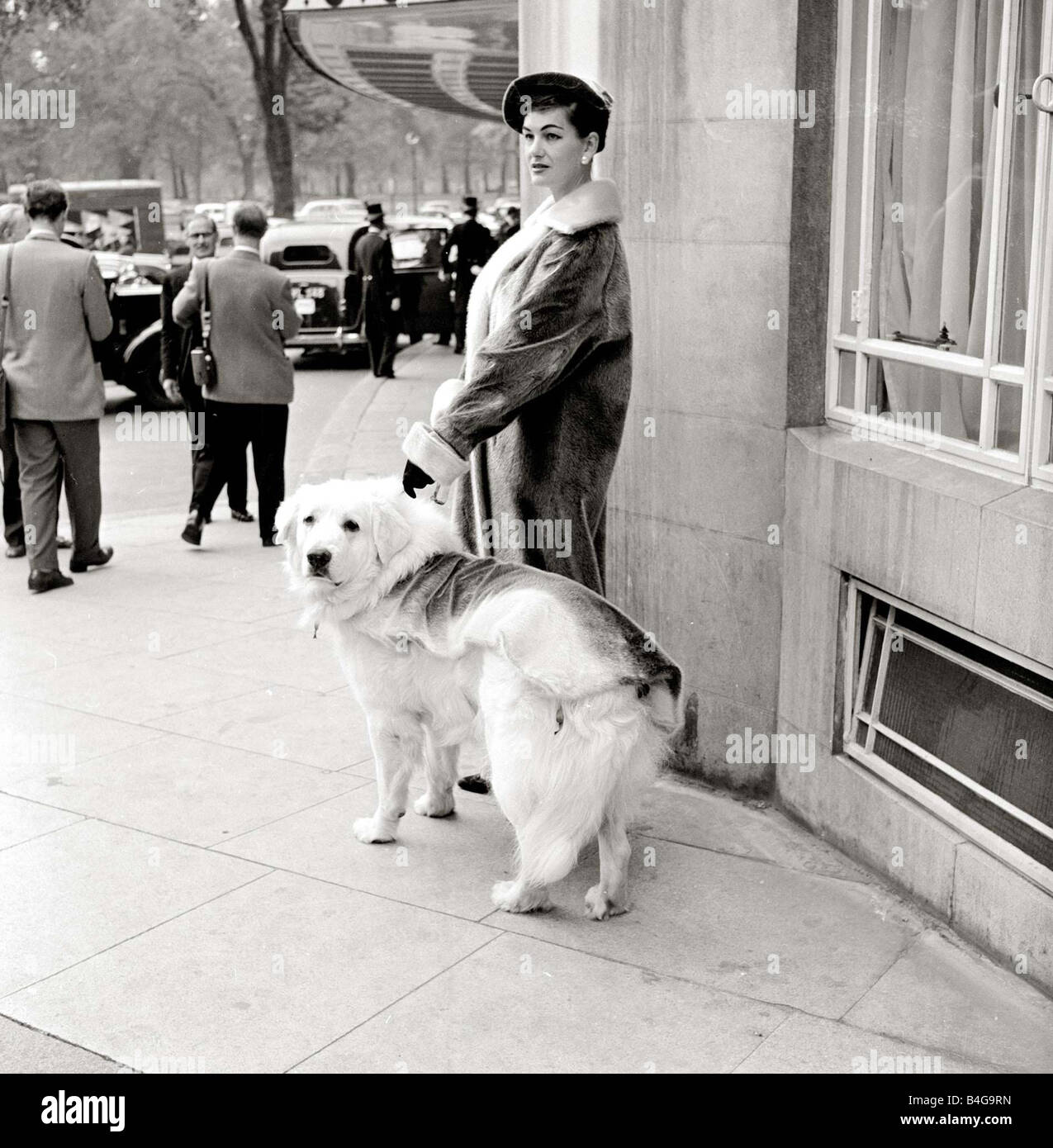 Une femme portant un manteau de fourrure avec son animal de