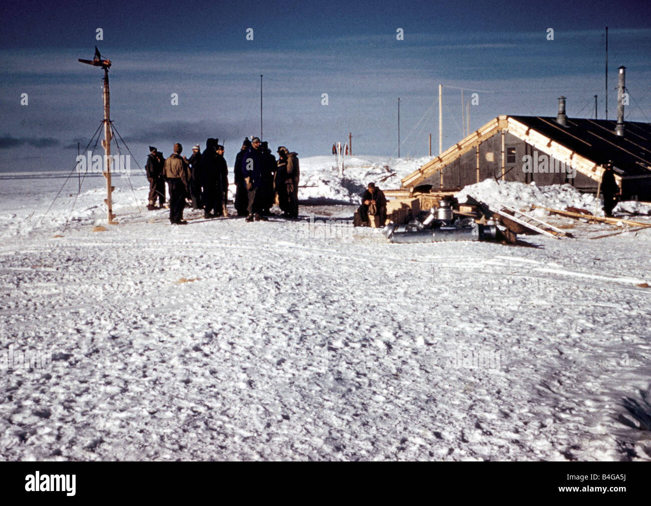 L'expédition Antarctique 1956 Trans 1958 Le camp montrant les membres du groupe extérieur leur log cabin Explorers réunit au Pôle Sud, les membres de l'équipe de tenter la première traversée en surface de l'Antarctique se sont regroupés au Pôle Sud Le Néo-zélandais Sir Edmund Hillary qui a déjà conquis l'Everest est arrivé avec son équipe il y a 17 jours tôt cet après-midi, Sir Edmund s'est félicité de l'équipe britannique dirigée par le Dr Vivian Bunny Fuchs au Pôle Sud les équipes britannique et néo-zélandais sont membres d'une expédition Antarctique Trans du Commonwealth mais déduites des extrémités opposées du continent Banque D'Images