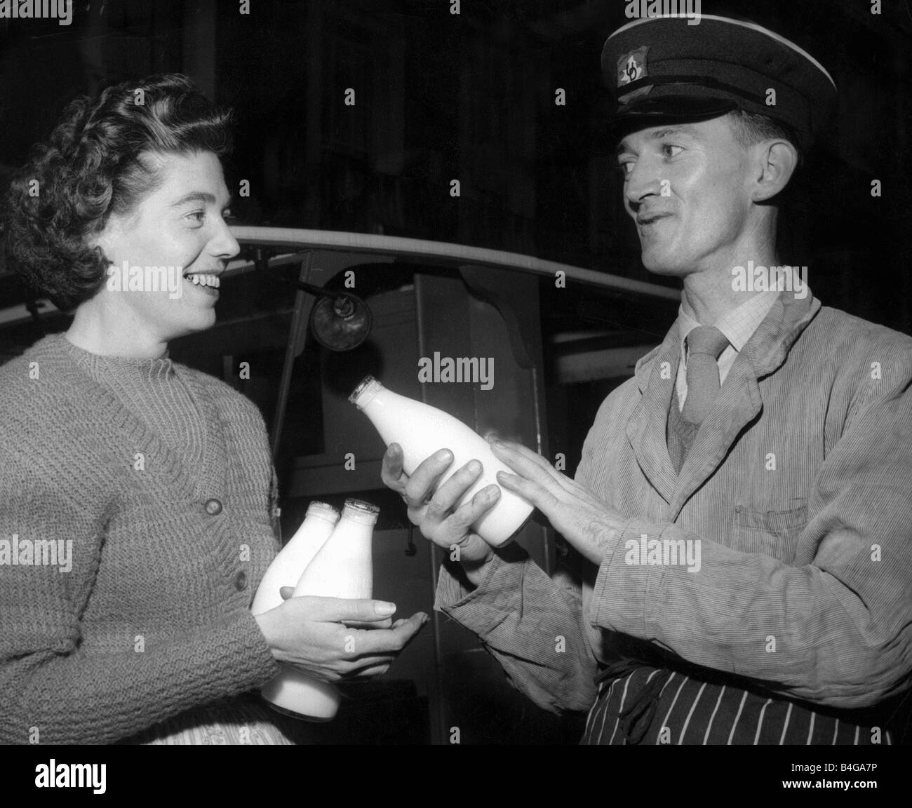 Jim securite rondier lait Treacy sur sa tournée à Chelsea il donne son vente à Chelsea housewife Mary Savage Novembre 1960 Banque D'Images