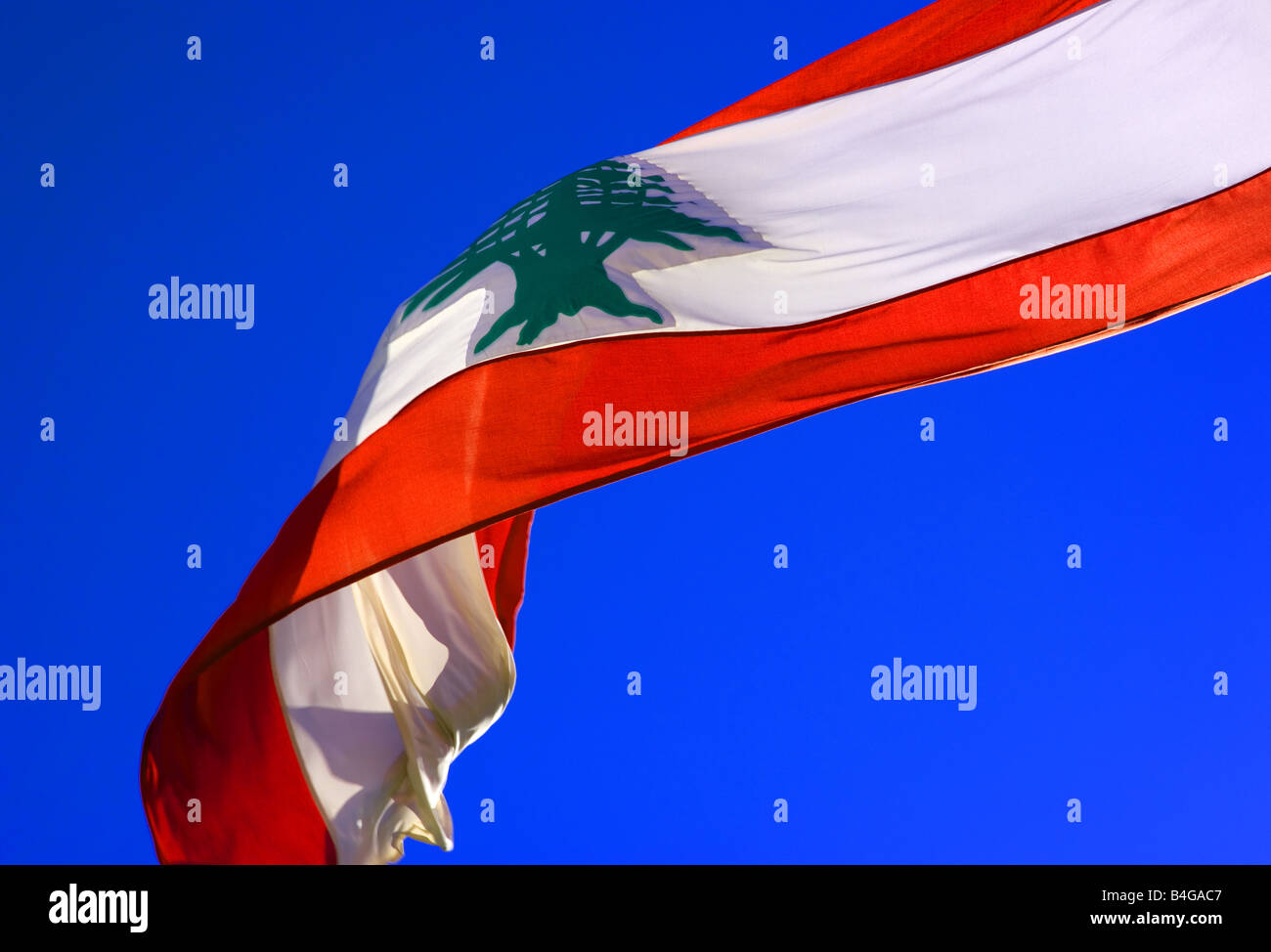 Drapeau du Liban dans le vent. Banque D'Images