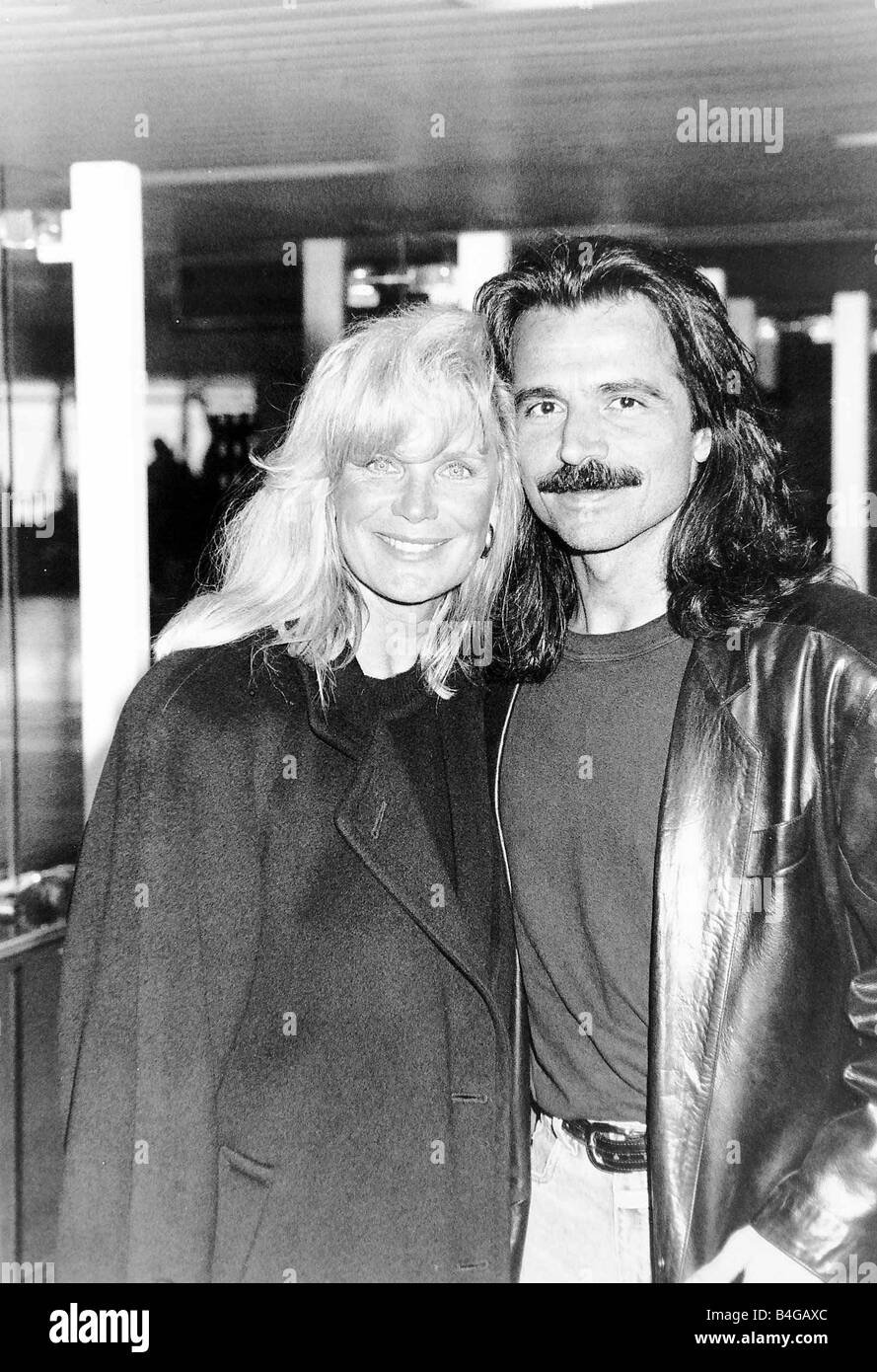 Linda Evans, actrice américaine à l'aéroport d'Heathrow avec son petit ami musicien grec Johnny Banque D'Images