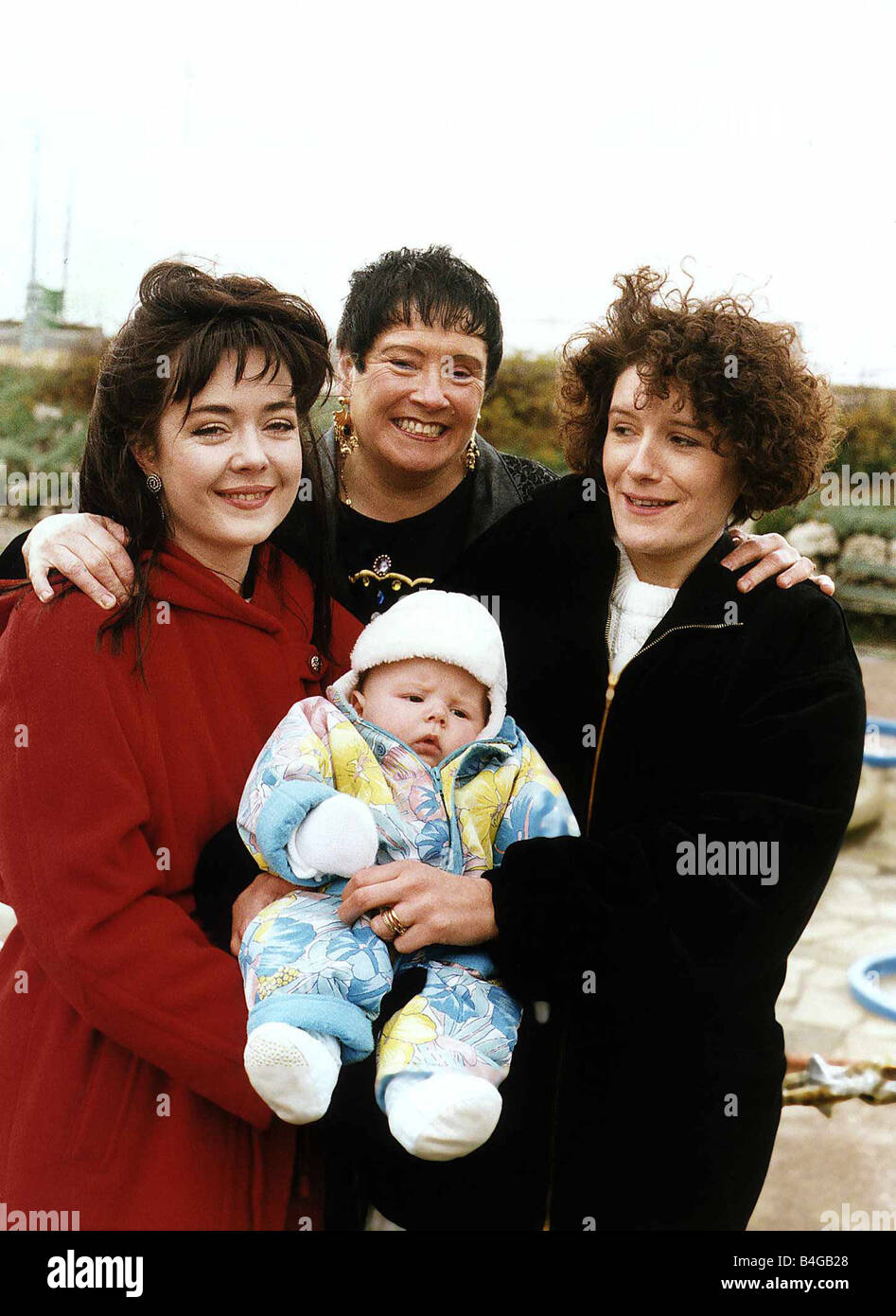L'actrice Caroline Milmoe Savon TV Coronation Street avec bébé Darryl  Edwards avec du vrai maman Sue Edwards et du vrai gran Madge Clough Photo  Stock - Alamy