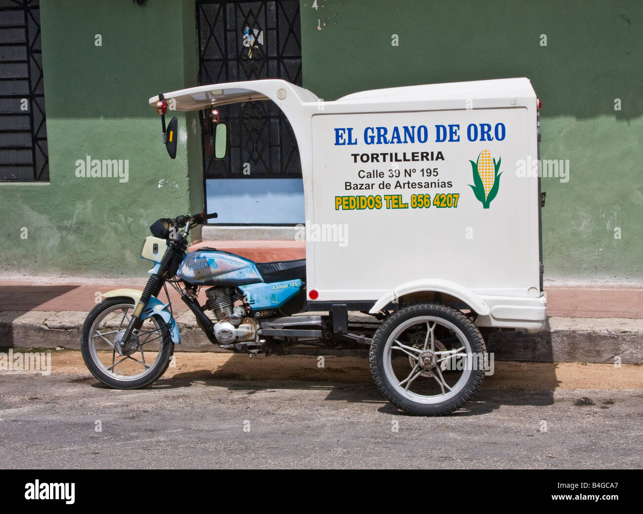 Tricycle livraison tortillas à Valladolid Yucatan Mexique Photo Stock -  Alamy