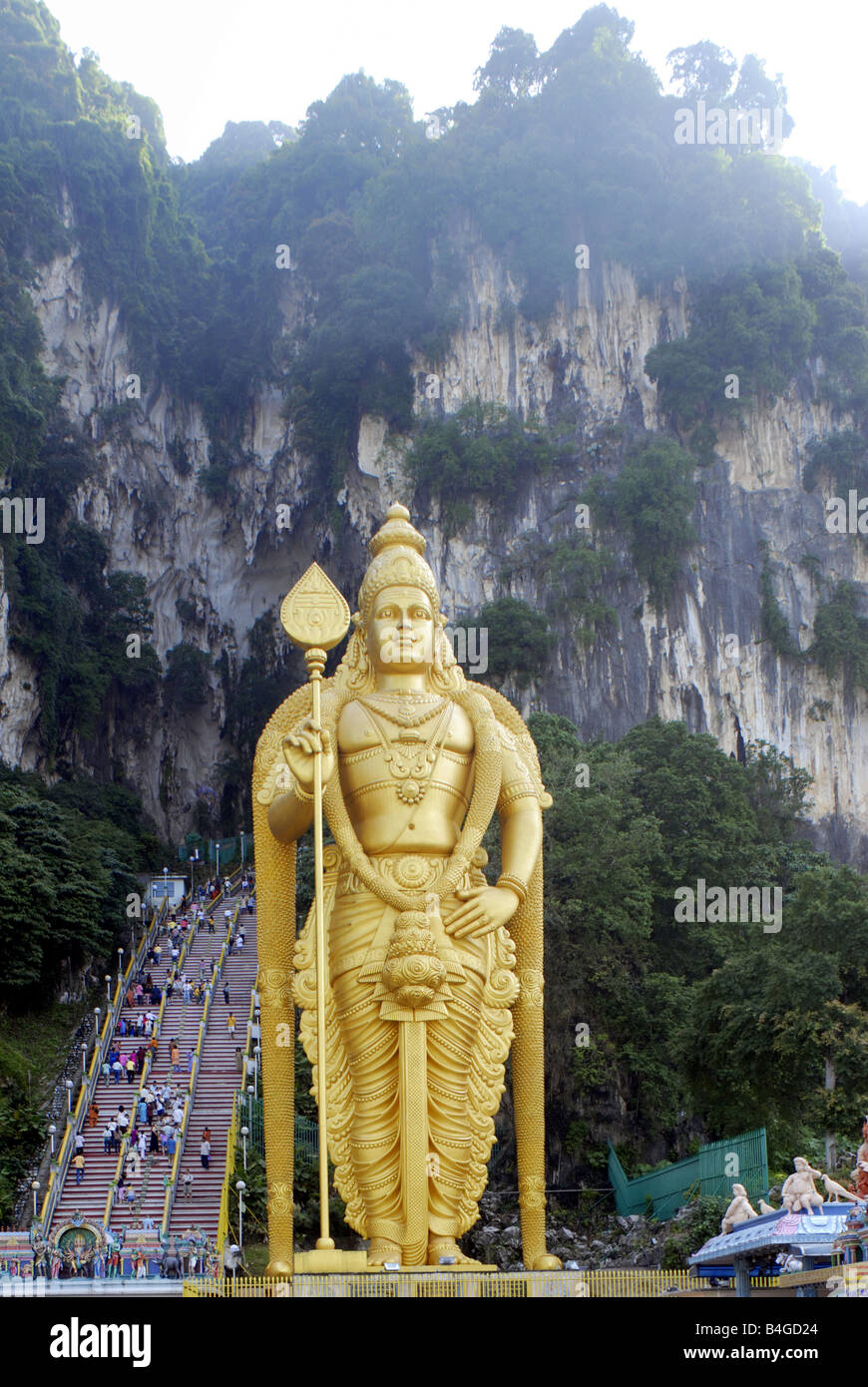 L'IDOLE DE SUBRAMANYA ÉNORME À L'entrée des grottes de Batu À KUALA LUMPUR, MALAISIE Banque D'Images