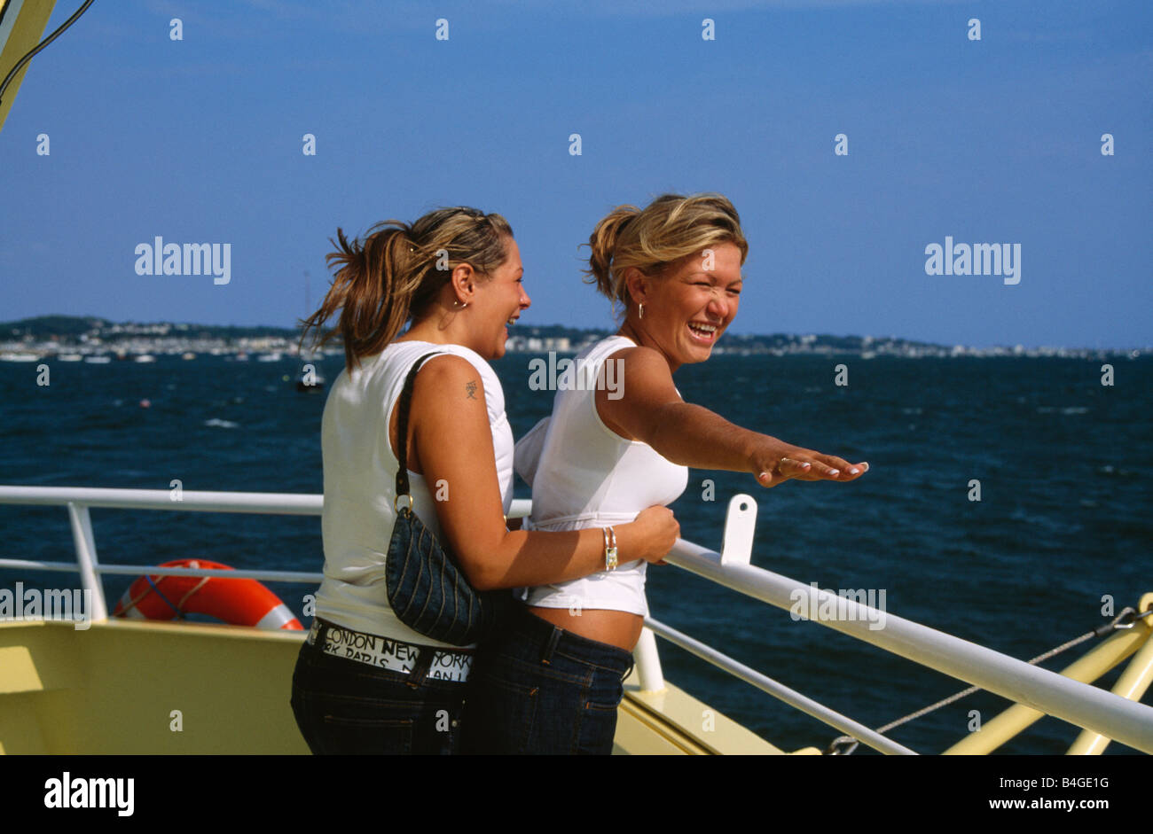 Deux Jeunes Femmes A Des Garde Corps Sur Scene De Titanic Adoptant Bateau Film Photo Stock Alamy