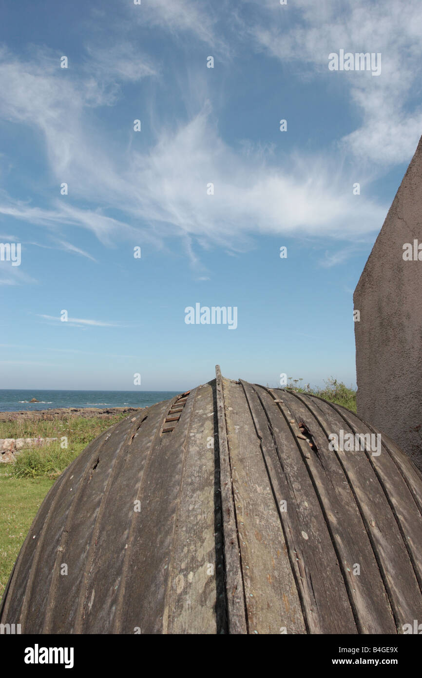 Détail de l'arc et de la pourriture d'une quille en bois abandonnés et tournée vers le bateau à rames à l'East Neuk de Fife. Banque D'Images