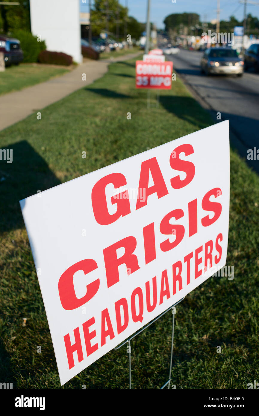 Inscrivez-planté à l'extérieur de concessionnaire Toyota, lire 'crise' de l'Administration centrale à gaz Banque D'Images