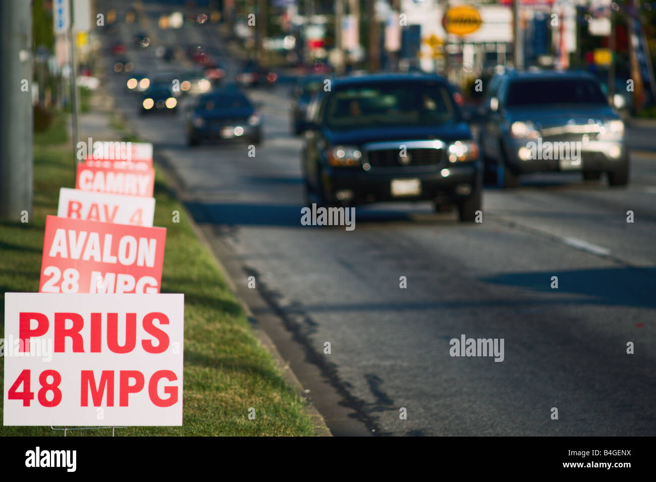Vus passer la publicité des signes d'essence Véhicules à vendre Banque D'Images