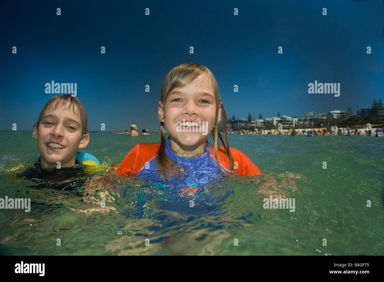 Les enfants à nager à la plage Banque D'Images