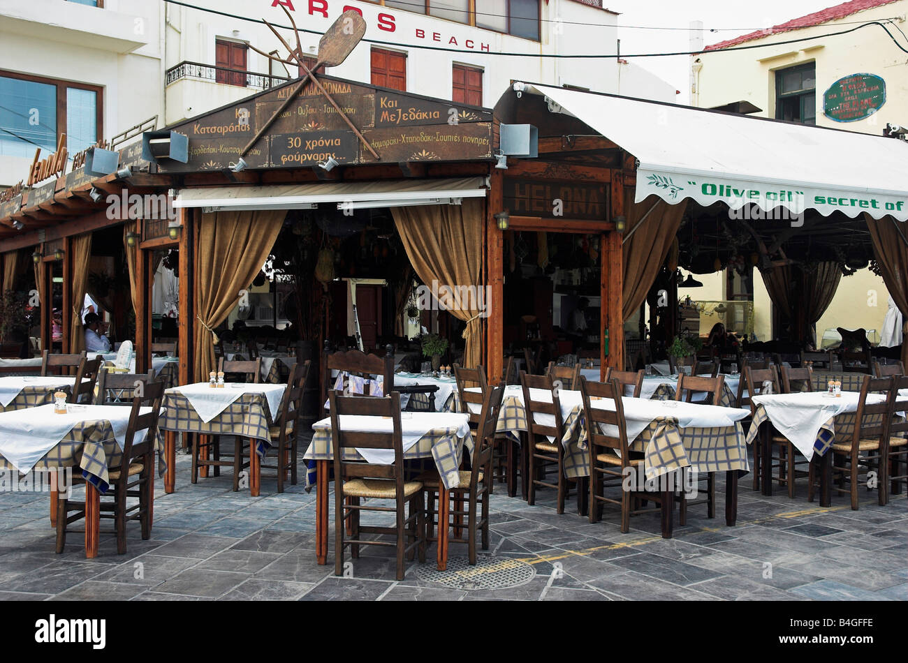 Tables et chaises pour restaurant en plein air dans la vieille ville de Rethymnon Grèce Crète Septembre 2008 Banque D'Images