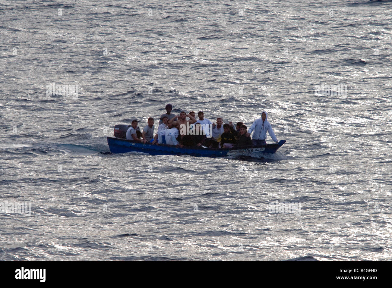 La marine italienne sauvetage bateau de réfugiés personnes Banque D'Images