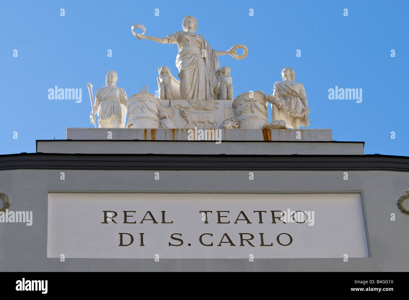 Statue monumentale au-dessus Teatro di San Carlo Banque D'Images