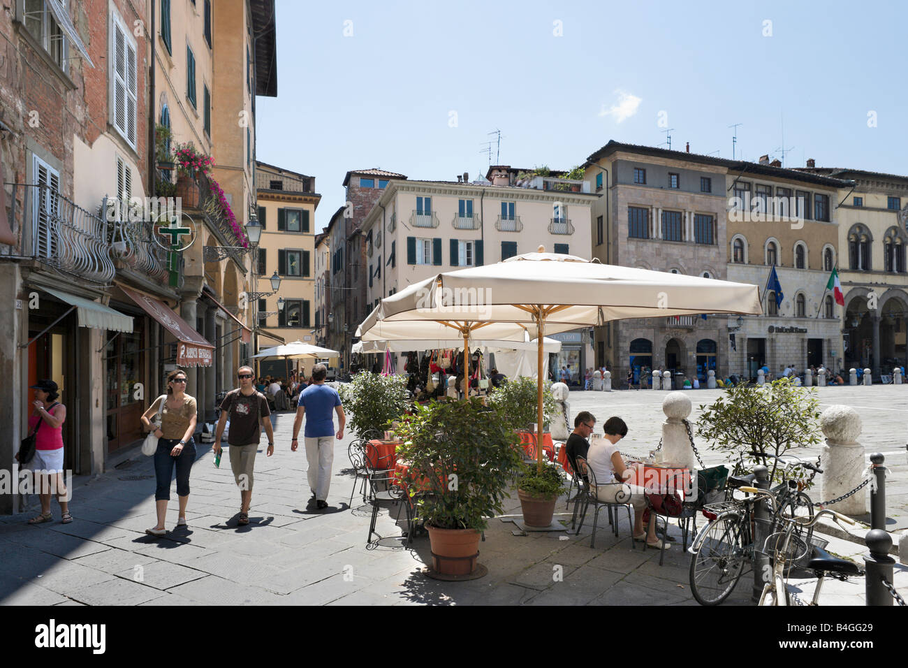 Café en face de l'église de San Michele in Foro, Piazza San Michele, Lucca, Toscane, Italie Banque D'Images