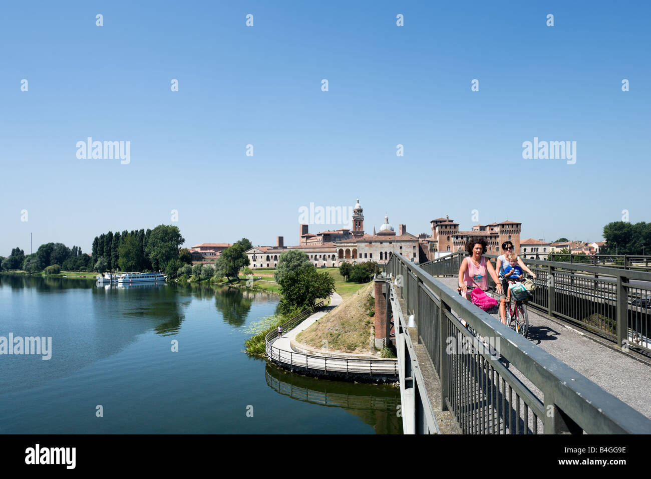 Vue de la ville depuis le Lago Inferiore avec le Palazzo Ducale à l'arrière-plan, de Mantoue (Mantova), Lombardie, Italie Banque D'Images