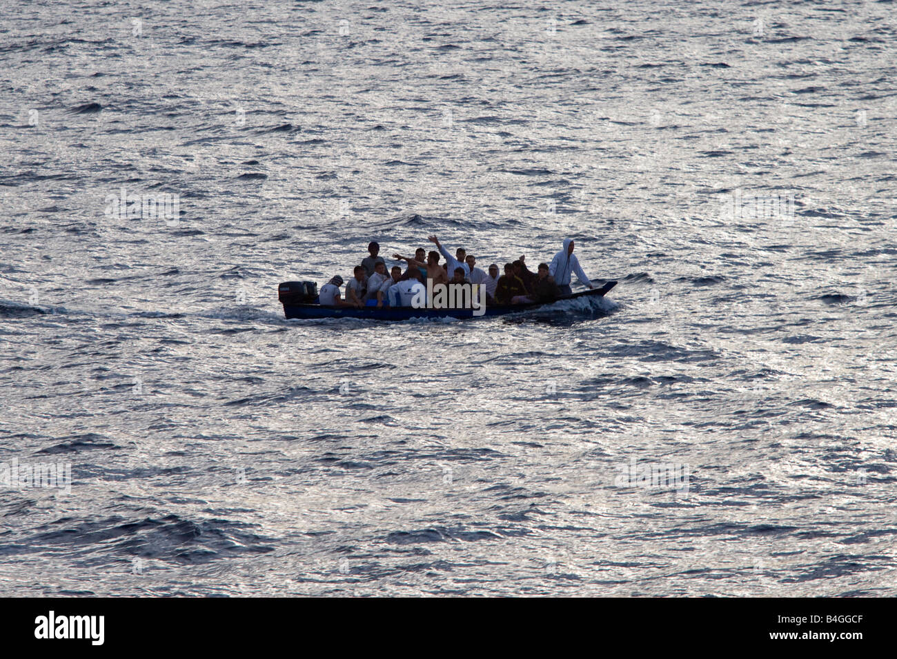 La marine italienne sauvetage bateau de réfugiés personnes Banque D'Images