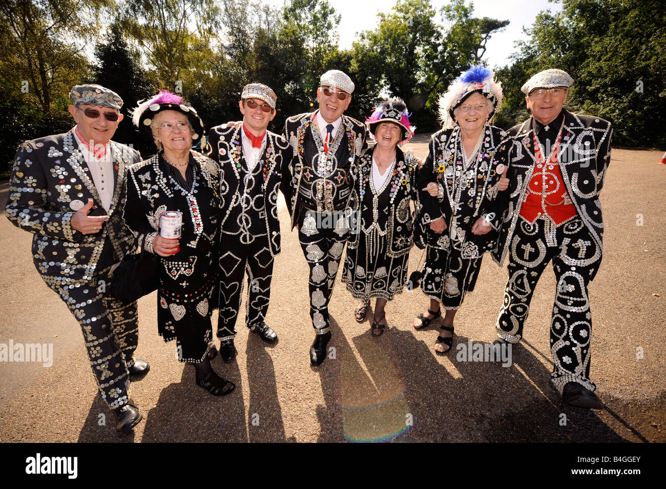 Un groupe de London Pearly Kings & Queens liée dans les bras de porter leurs costumes nacré. Photo par Jim Holden. Banque D'Images