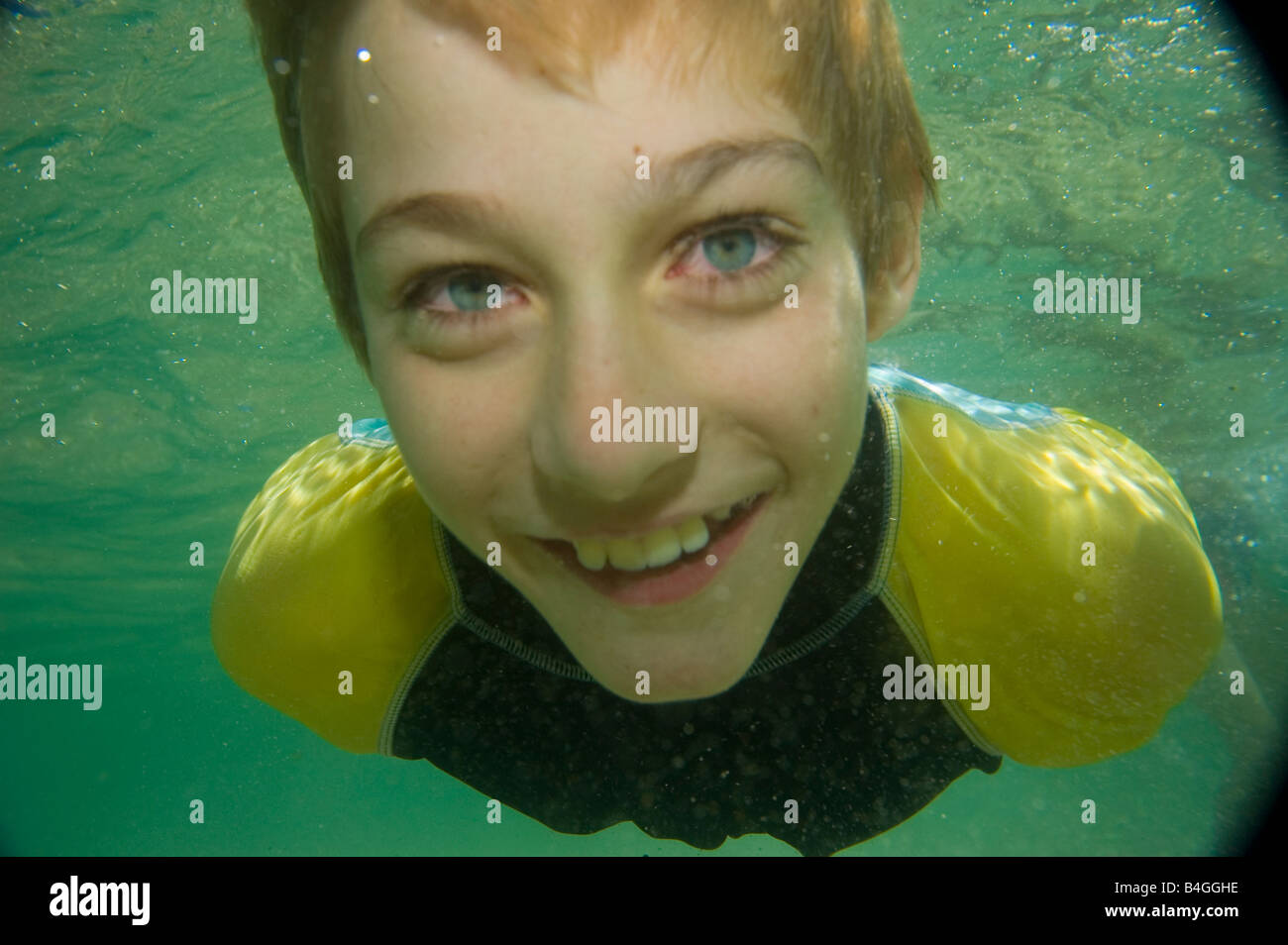 Young boy swimming underwater Banque D'Images