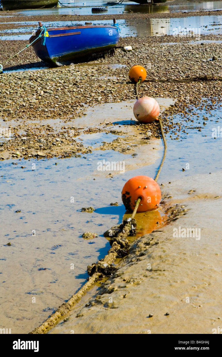 Shoreham-by-sea et de l'estuaire de la rivière avec bleu bateau Banque D'Images