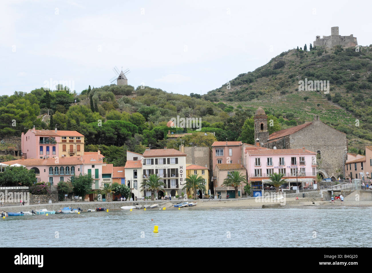 Hôtels restaurants bars et plage du port historique de Collioure France Banque D'Images