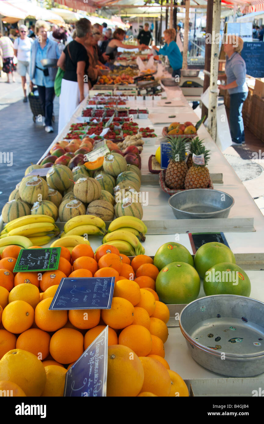 Acheter des fruits de Shoppers a market stall dans le Cours Saleya dans la vieille ville de Nice France Banque D'Images