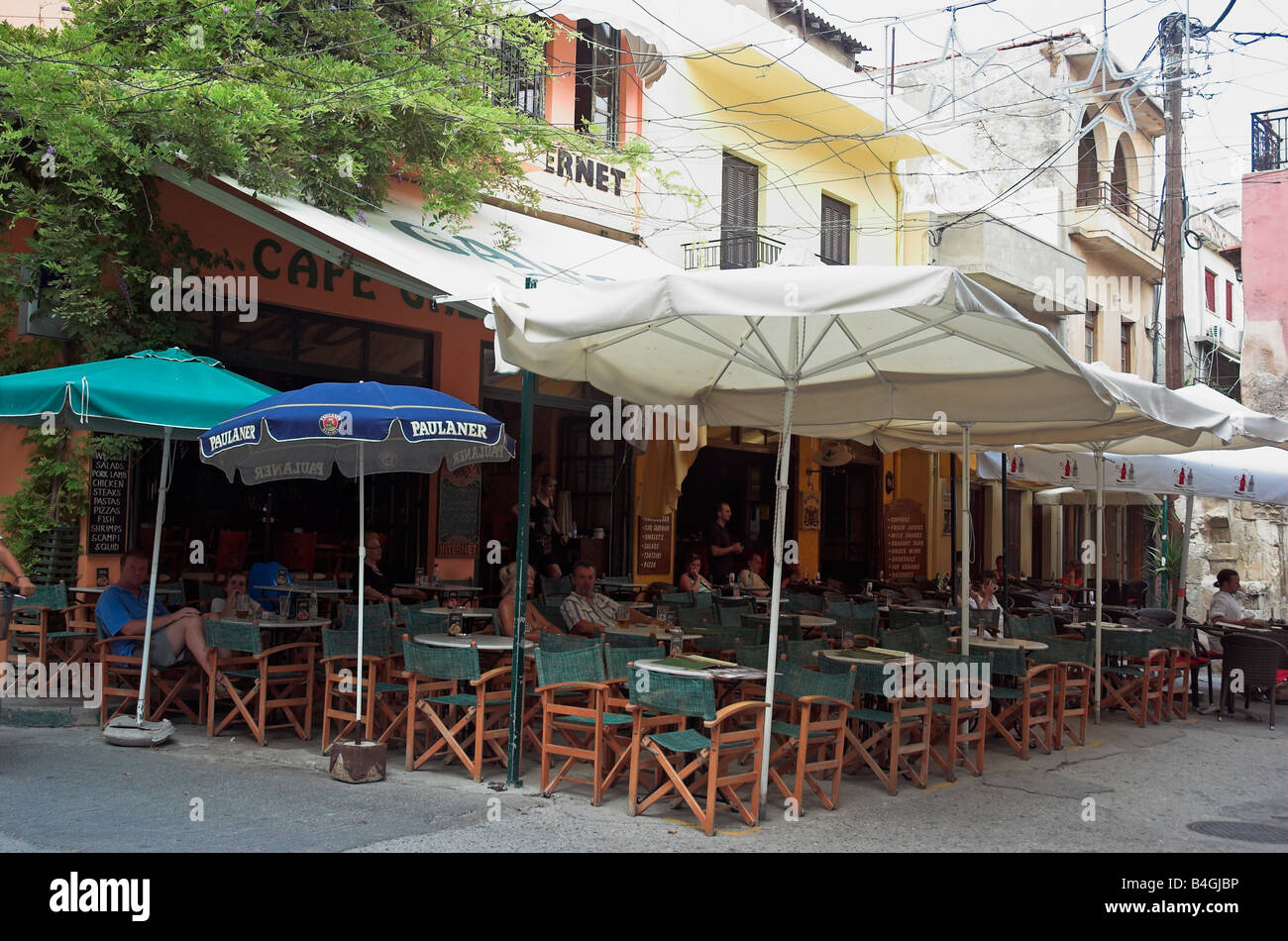 Les gens assis dans le restaurant en plein air dans la vieille ville de Rethymnon Grèce Crète Septembre 2008 Banque D'Images