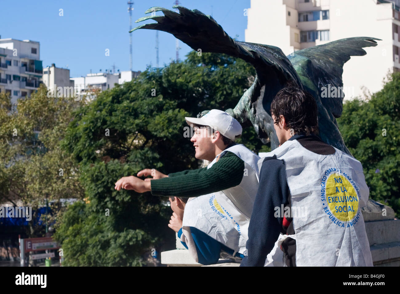 Les manifestants à l'extérieur de l'hôtel Palacio del Congreso de Buenos Aires Banque D'Images