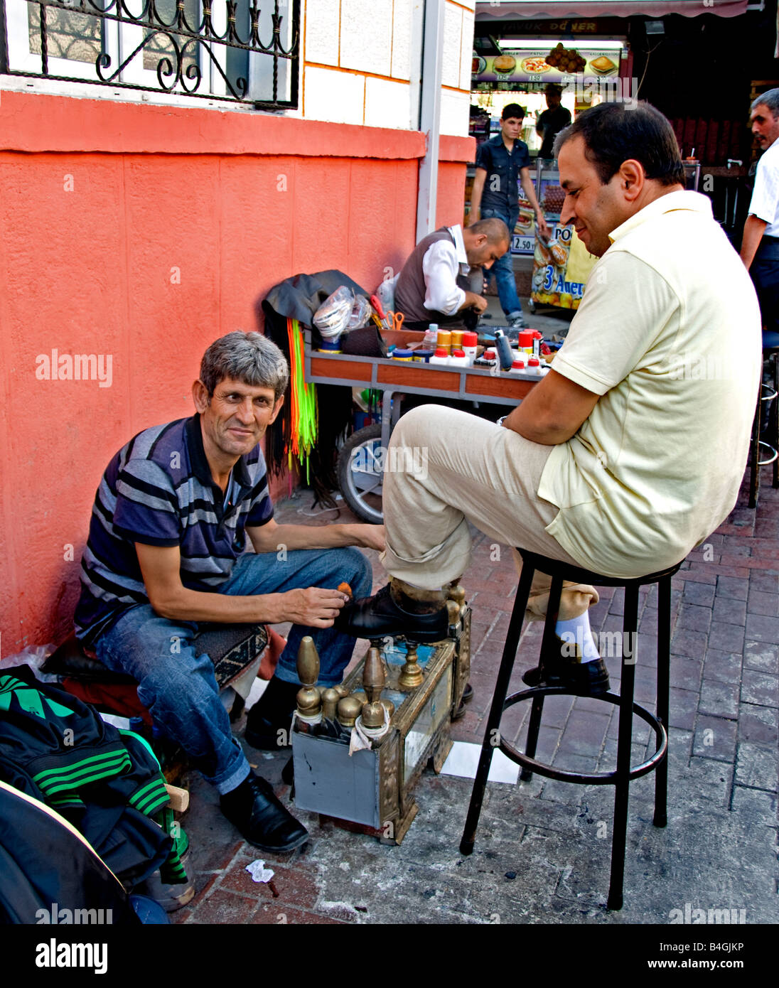 Istanbul Istiklal Caddesi Beyoglu quartier rue commerçante shoeshiner jeune cireur Banque D'Images