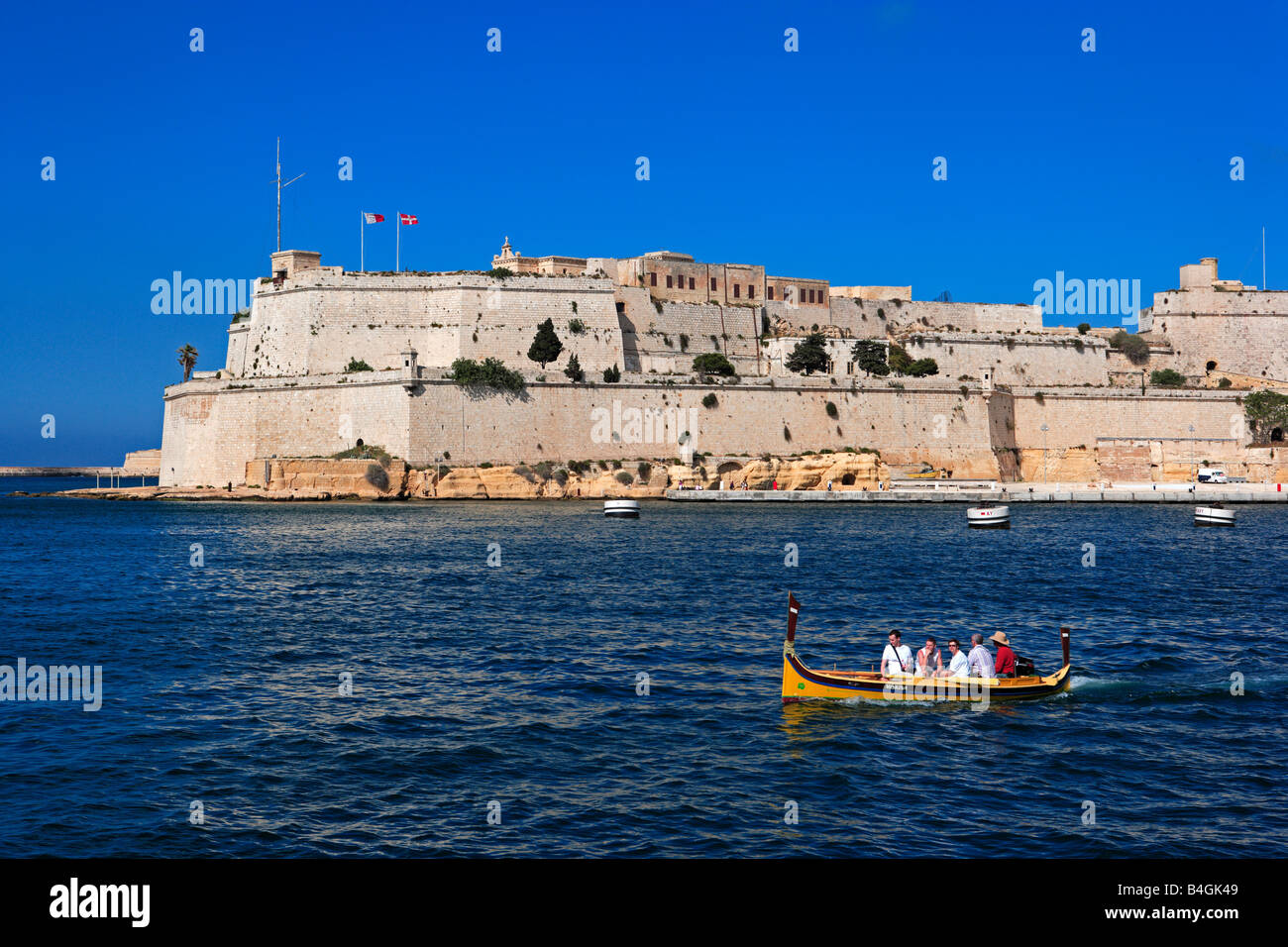 Fort St Angelo et Dghajsa, Dockyard Creek, Malte Banque D'Images